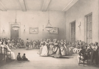 Dibujo monocromático de un salón interior con bailarinas en el centro, público sentado a los lados, candelabros de cristal, ventanas y cuadros