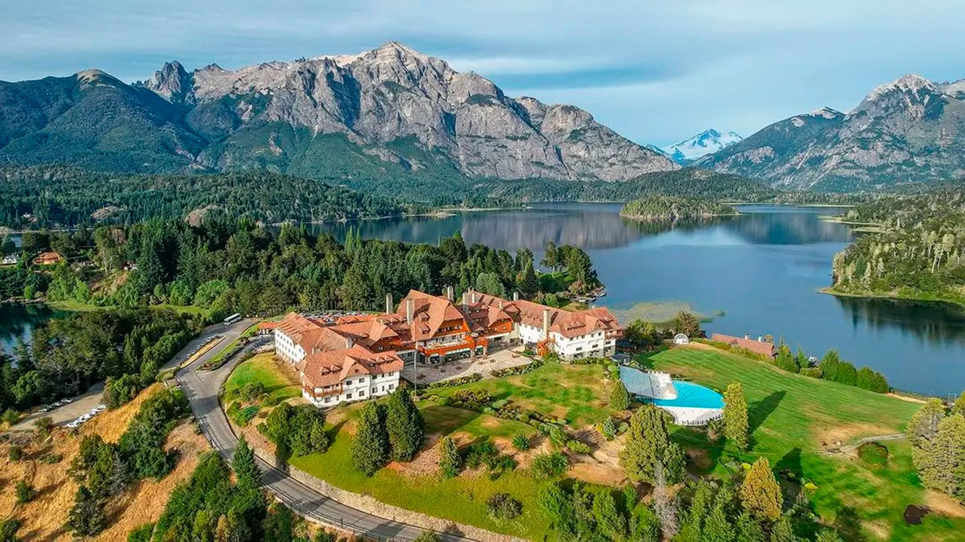 El icónico Hotel Llao Llao, una obra de Alejandro Bustillo, se alza junto al lago Nahuel Huapi.