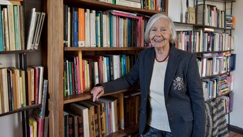 Beatriz Sarlo. En su biblioteca.