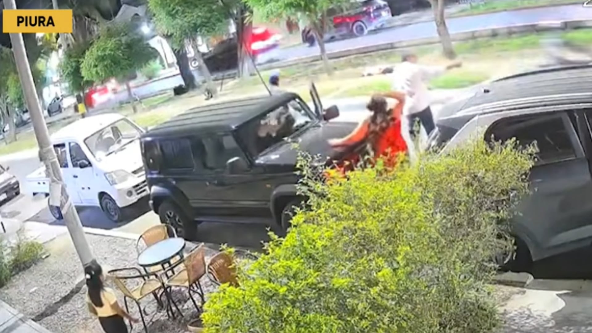 Una mujer utiliza una piedra para ahuyentar a dos asaltantes frente a un restaurante en el distrito de Castilla, en Piura. (Composición: Infobae Perú)