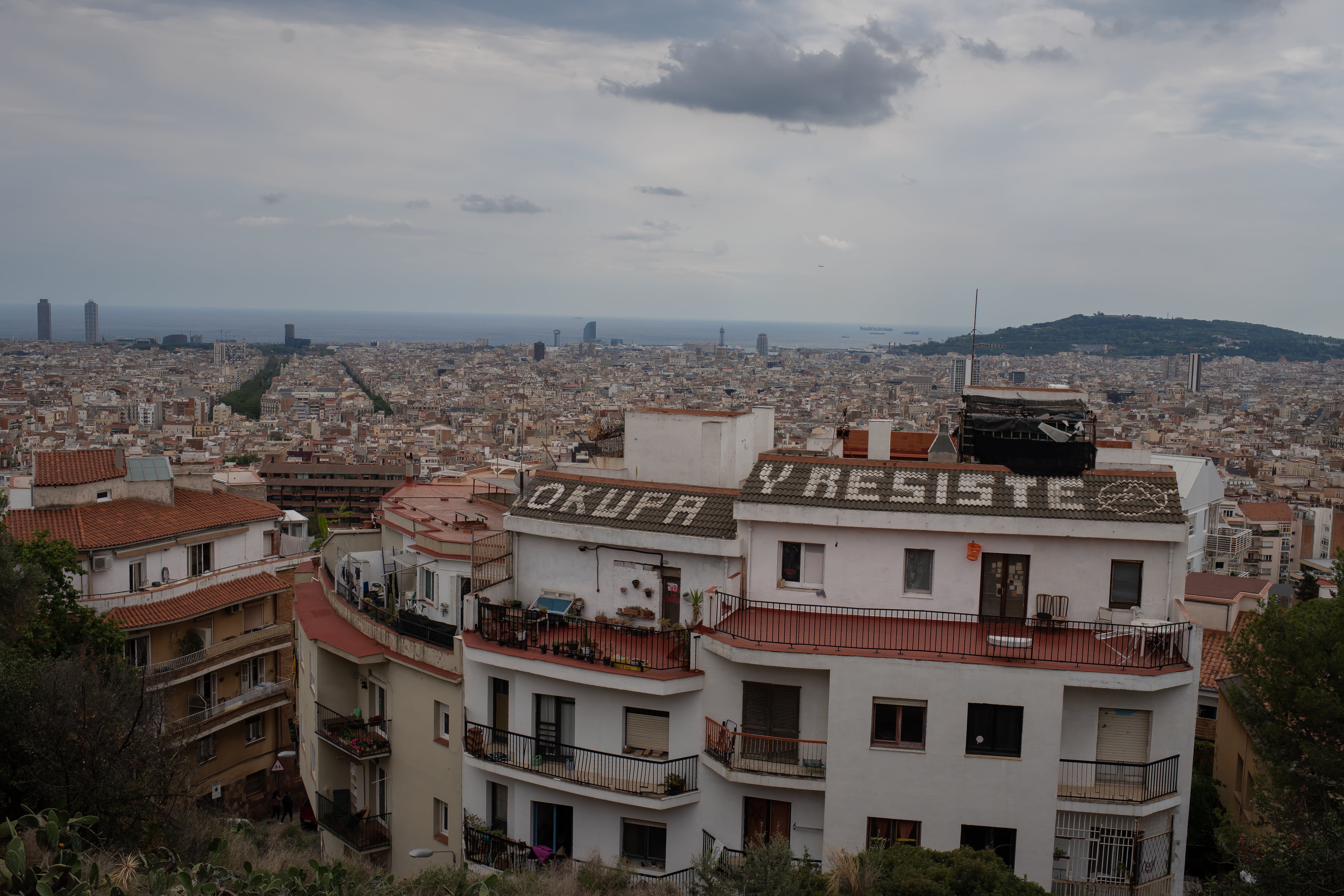 El edificio okupado 'Los Blokes Fantasma' en Barcelona. (David Zorrakino / Europa Press)