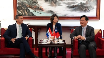 El encuentro entre Santiago Peña y el Canciller Lin Chia-Lung (@SantiPenap)