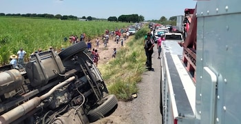 Camión volcó con piernas de