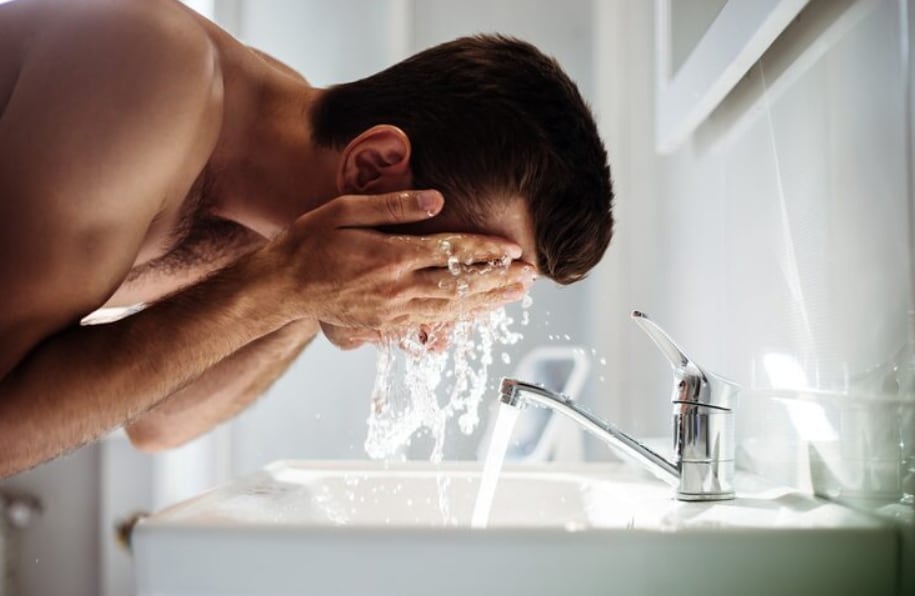 Enjuagar los ojos con abundante agua fría durante al menos 10 a 15 minutos ayuda a reducir la irritación causada por los agentes químicos (Crédito: Freepik)
