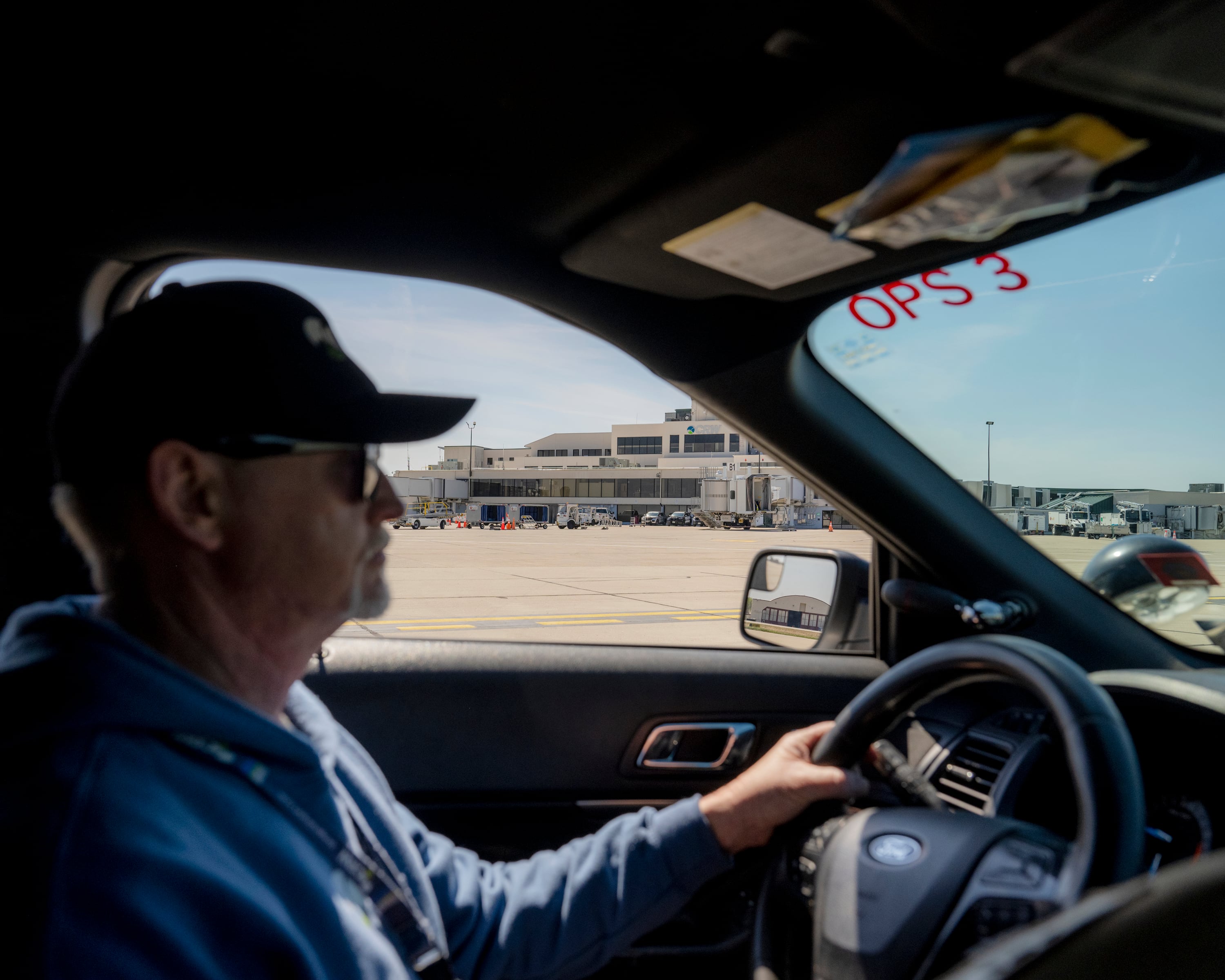 Keyser patrulla el aeropuerto en su camioneta, con Ned y Hércules siguiéndole (Rich-Joseph Facun/The Washington Post).