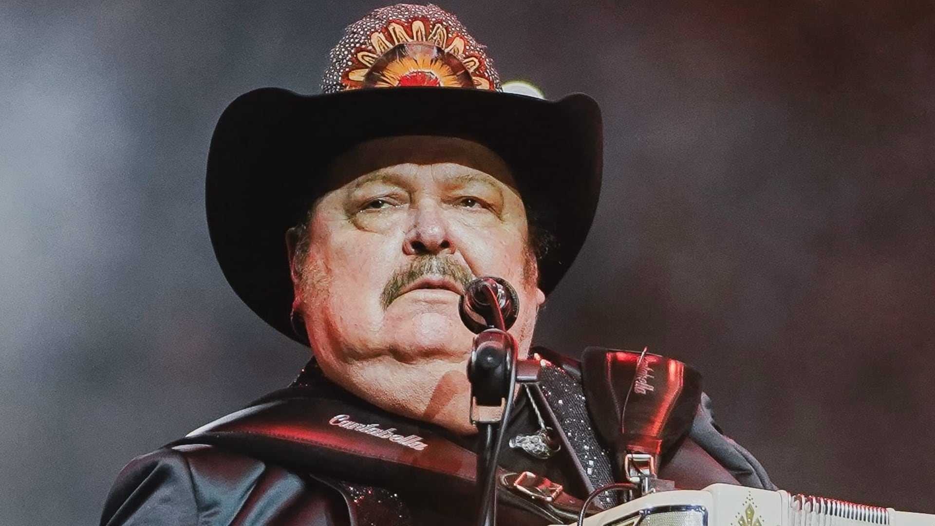 El músico mexicano Ramón Ayala se presenta frente a un micrófono con su acordeón durante un espectáculo en vivo. (Instagram: La México)