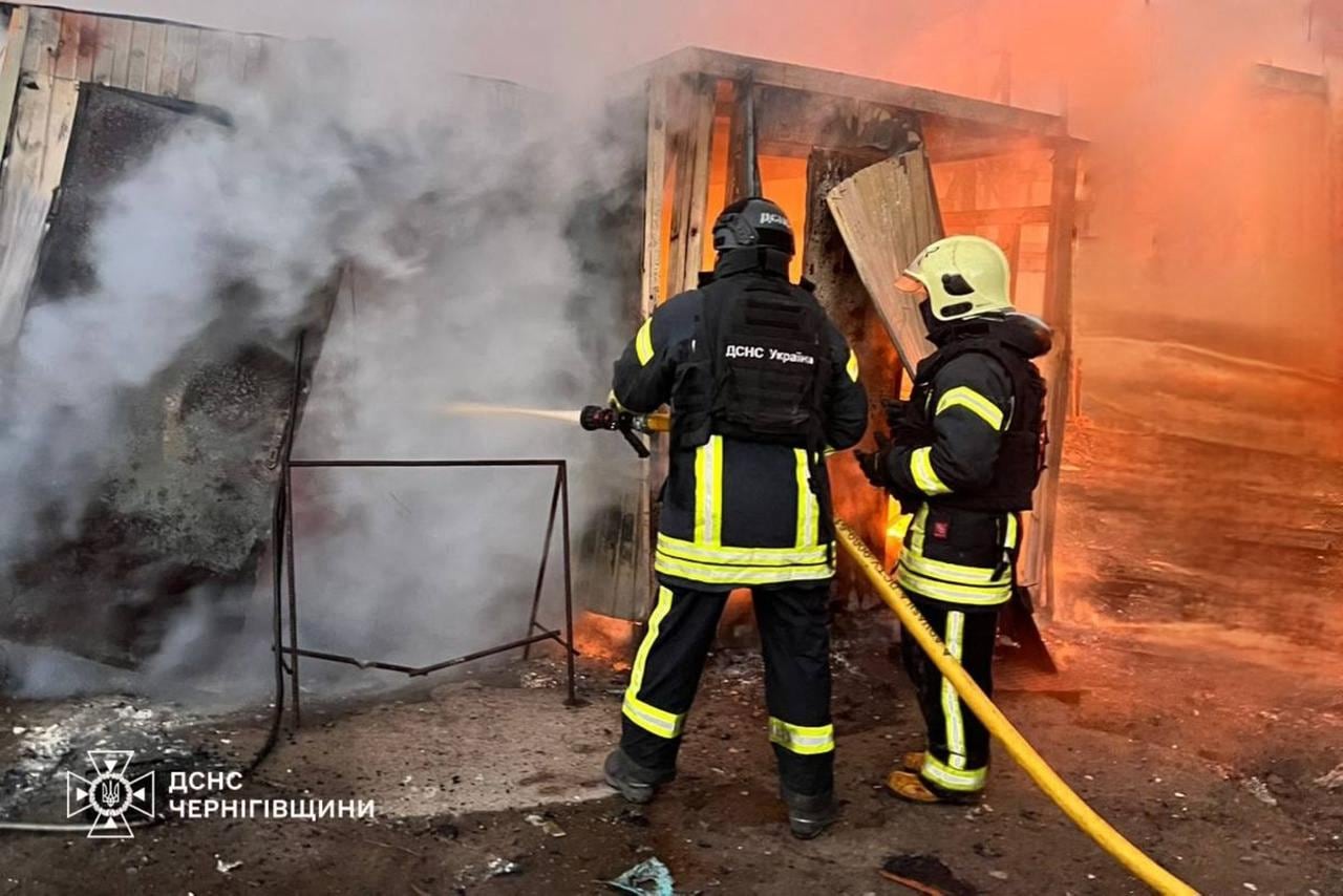 Rescatistas ucranianos extinguen fuego en Chenihiv tras el impacto de un drone ruso (UKRAINIAN EMERGENCY SERVICE / AFP)