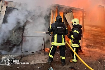 Rescatistas ucranianos extinguen fuego en