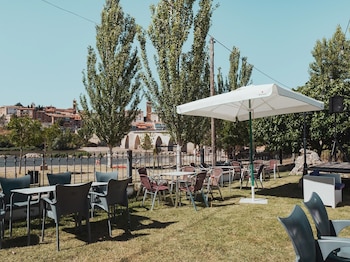 Terraza del restaurante Doña Carmen, en Tordesillas (Grupo Los Toreros)