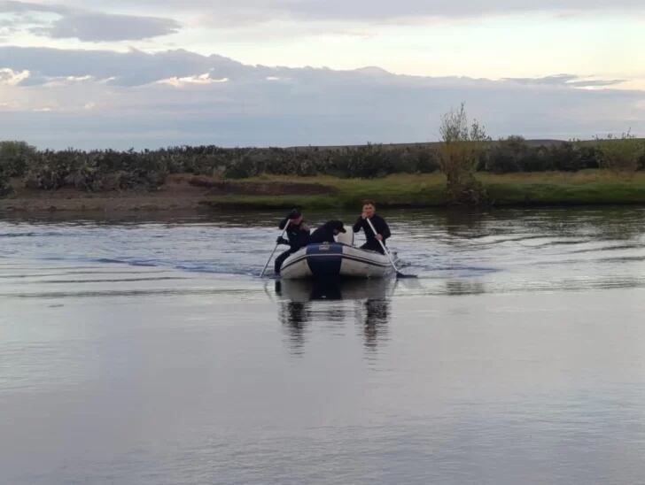 Más de 120 efectivos rastrean el río Gallegos en busca de dos hermanos que fueron arrastrados por la corriente en Santa Cruz