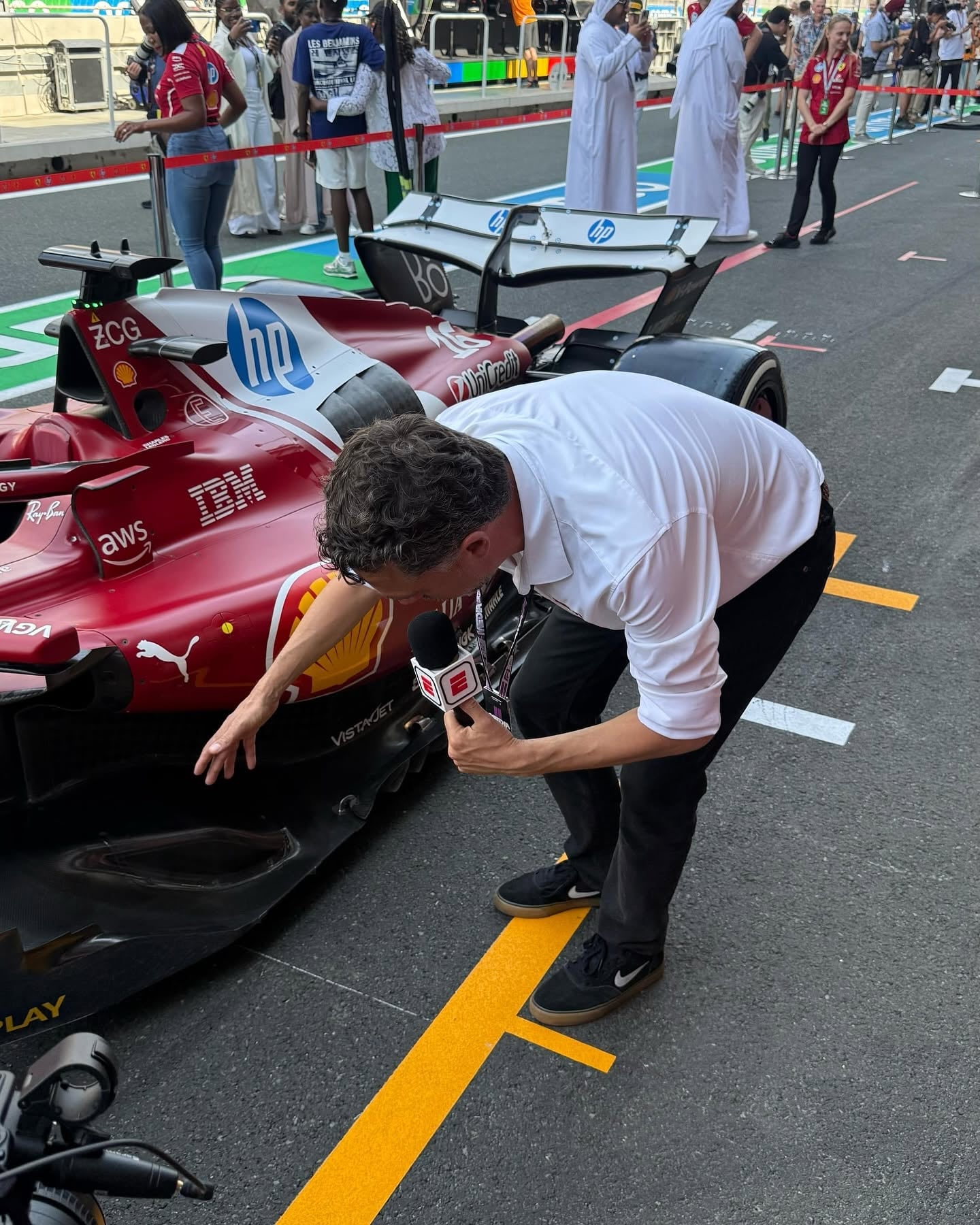 Explicando detalles aerodinámicos de una Ferrari (Facebook Albert Fabrega)