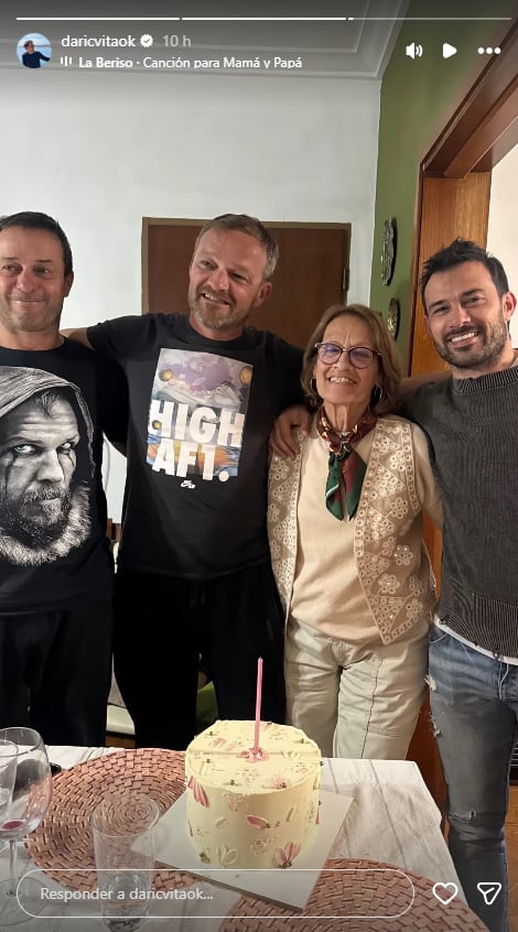 Las fotos de la celebración mostraron a la familia unida y a la novia del exfutbolista junto a ellos en un clima de distensión y afecto