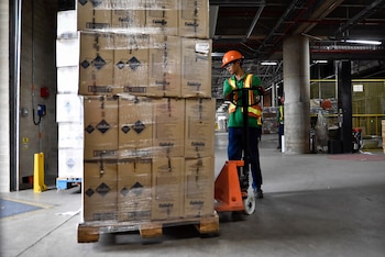 La reducción obligatoria de la semana laboral a 42 horas en Colombia entra en vigor el 15 de julio y afecta principalmente a micro, pequeñas y medianas empresas - crédito Cristian Bayona/Colprensa