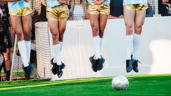 Es fútbol, pero al ritmo de música disco. ¡Qué ganen los mejores bailarines!