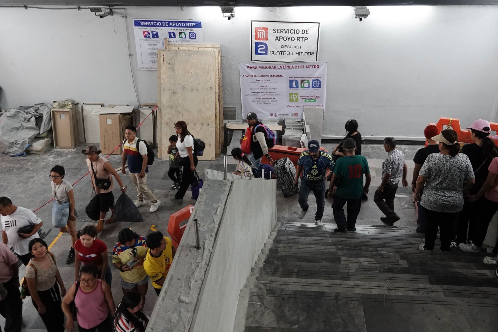 El cierre parcial de la Línea 2 del Metro CDMX, vigente desde el 29 de mayo, se extenderá hasta el sábado 6 de junio, confirmó Adrián Ruvalcaba, director general del STC. La operación normal de Tasqueña a Cuatro Caminos se reanudará el domingo 7 a las 7:00 horas. FOTO: CAMILA AYALA BENABIB / CUARTOSCURO.COM