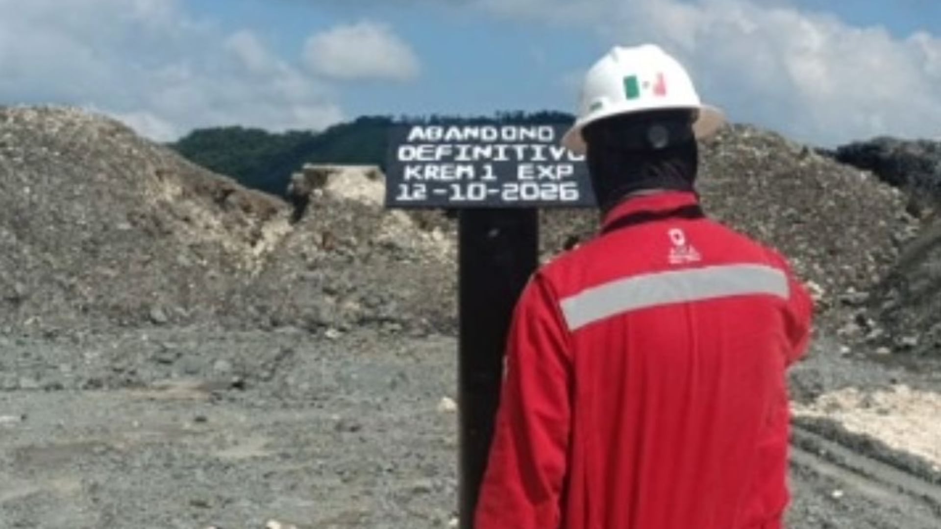 Un inspector de la ASEA observa el letrero de abandono definitivo instalado en el terreno del pozo petrolero Krem-1. (@agencia_asea)