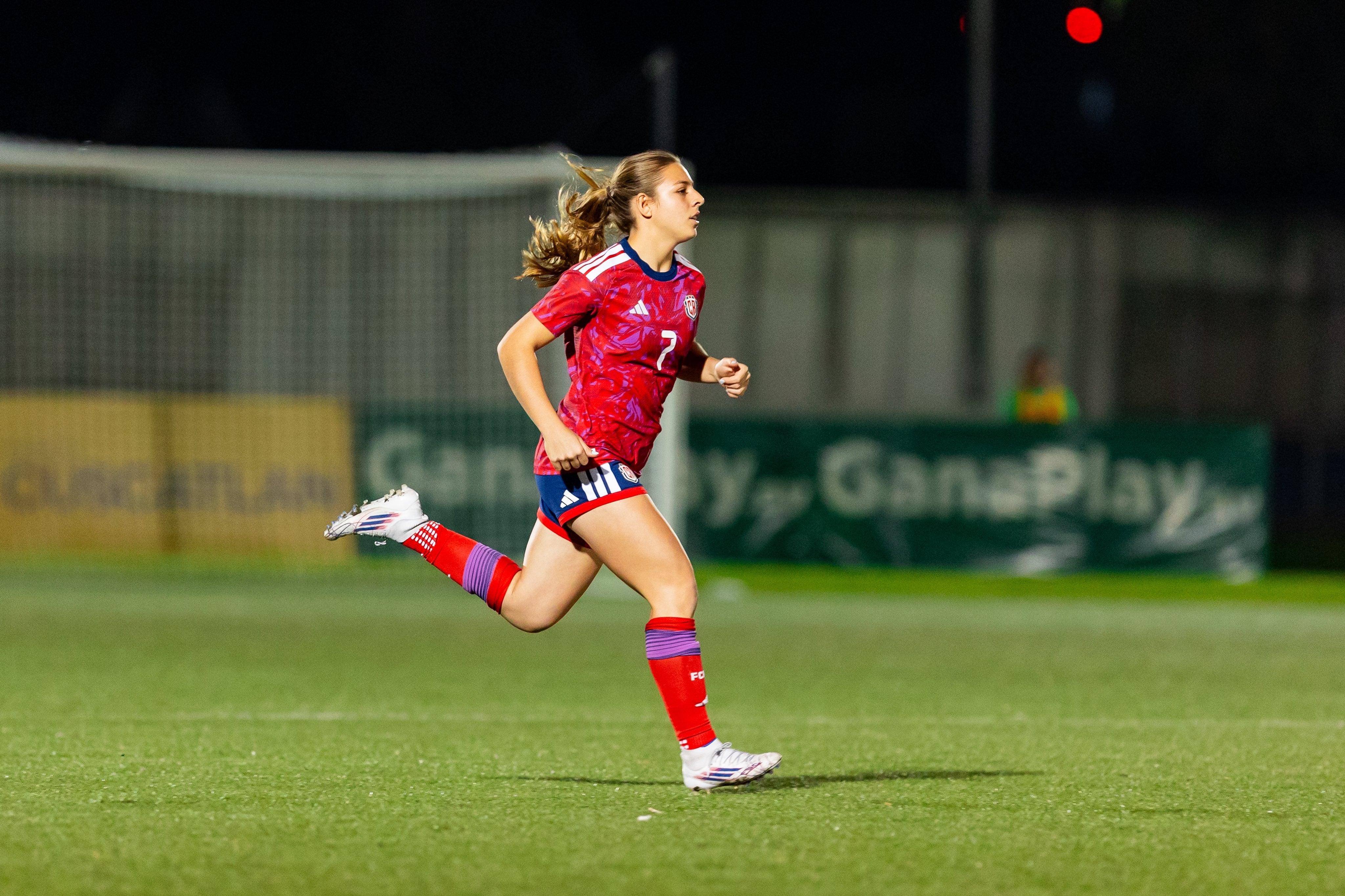 Emma Azofeifa, criada en Costa Rica comenzó su camino en el deporte hasta consolidarse en el fútbol (@emmaazofeifaa)