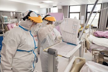 Los casos encubiertos de COVID-19 podrían representar alrededor del 60% de todas las infecciones (REUTERS/Fedja Grulovic)