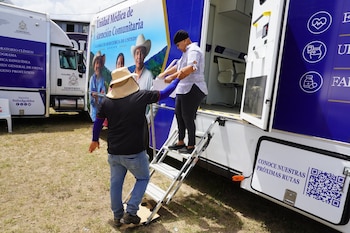 Las Unidades Médicas de Atención Comunitaria recorren distintos municipios de Honduras para ofrecer consultas generales y medicamentos gratuitos.