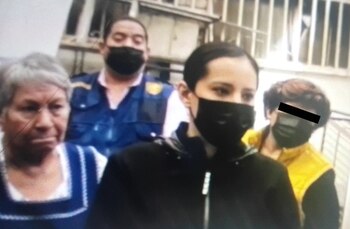 Detrás de Sandra Cuevas se