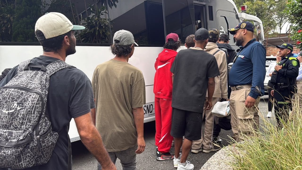 Medellín expulsó a 17 ciudadanos venezolanos con antecedentes - crédito @FicoGutierrez/X