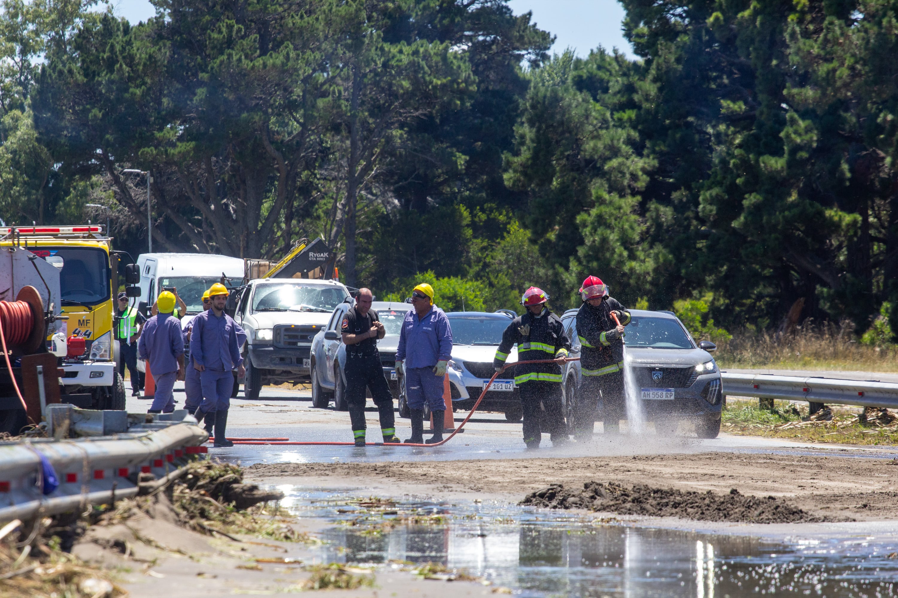 El desborde cloacal en Pinamar sobre la Ruta 11 obligó a un corte total del tránsito, afectando el acceso a la Costa Atlántica en pleno inicio de la temporada de verano (Crédito: Pablo Klauffer)