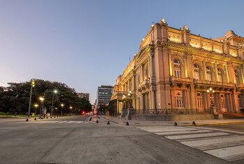 El Teatro Colón frente a