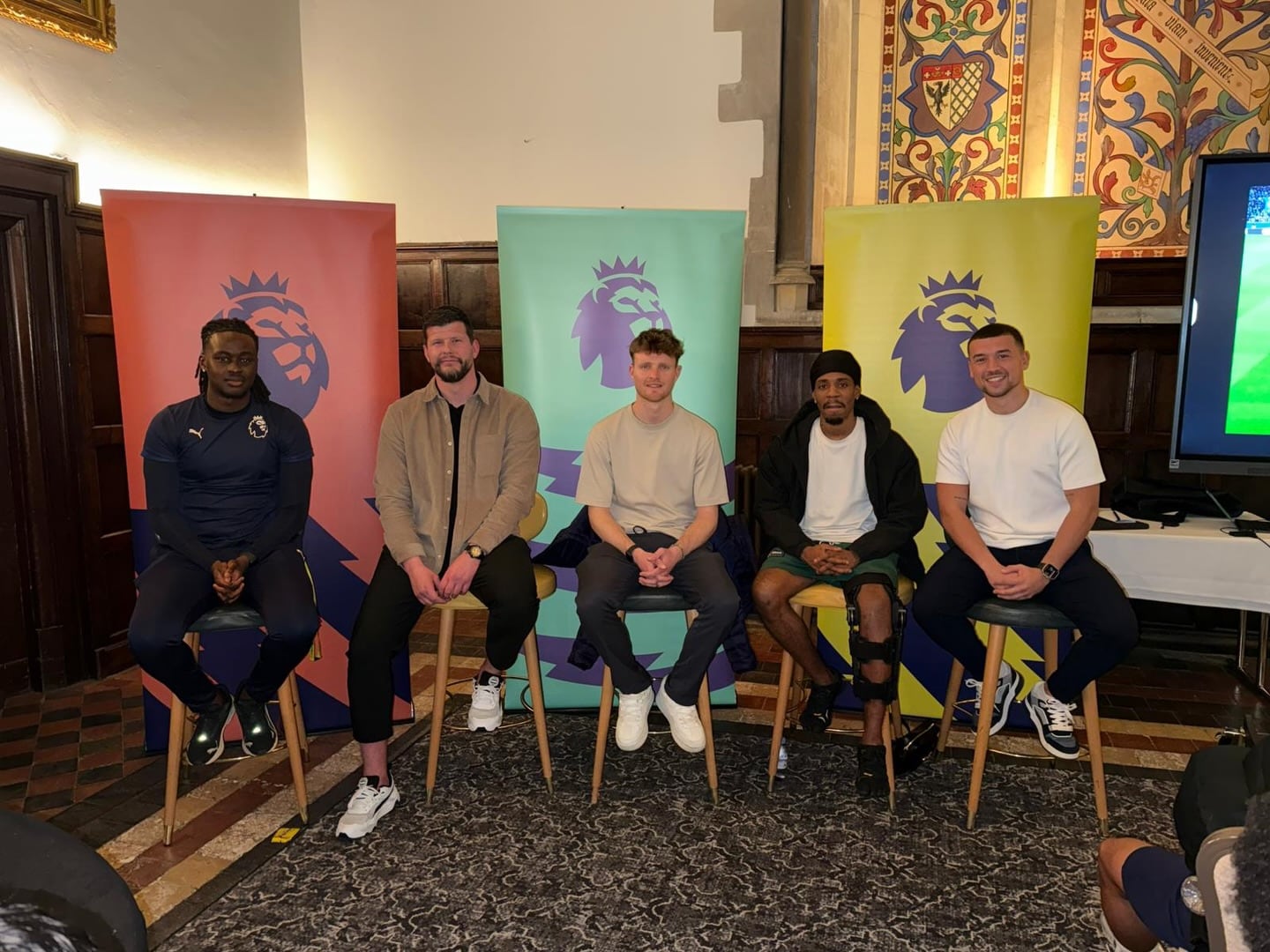 El plan Premier League Futures acompaña desde 2017 a miles de futbolistas fuera de las academias con estudios, orientación laboral y apoyo en salud mental - @IyiolaAdebayo