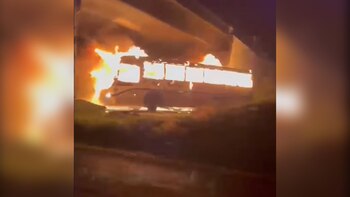 Imagen del autobús prendido en