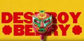 El diseño mezcla cultura mexicana y creatividad publicitaria para destacar un cambio en el producto.