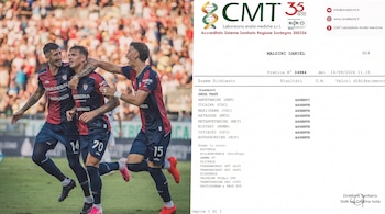 Tres futbolistas vestidos con uniforme azul y rojo celebran a la izquierda y un documento impreso de análisis médicos aparece a la derecha.