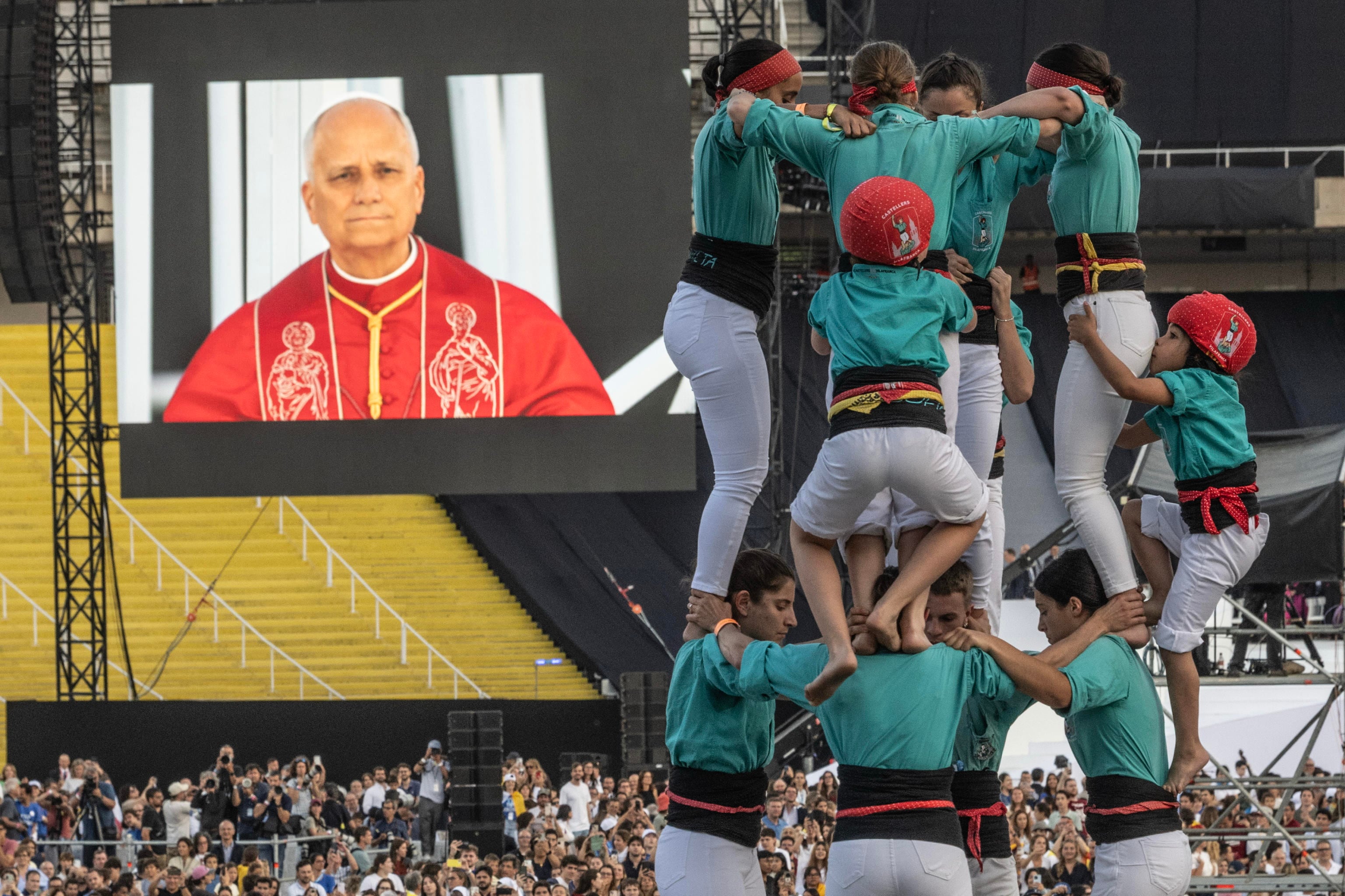 Personas construyen una torre humana bajo la mirada del papa León XIV. (EFE)