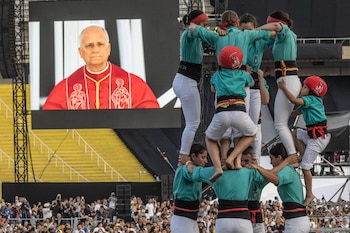 Personas construyen una torre humana bajo la mirada del papa León XIV. (EFE)