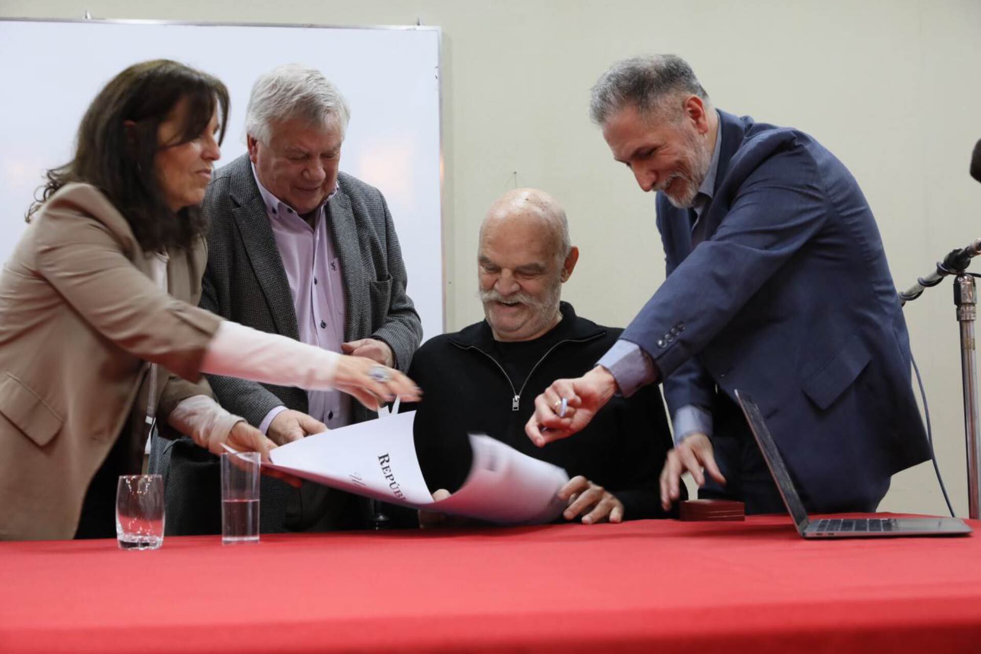 Caparrós recibió el título de Doctor Honoris Causa en la Facultad de Filosofía y Letras de la UBA