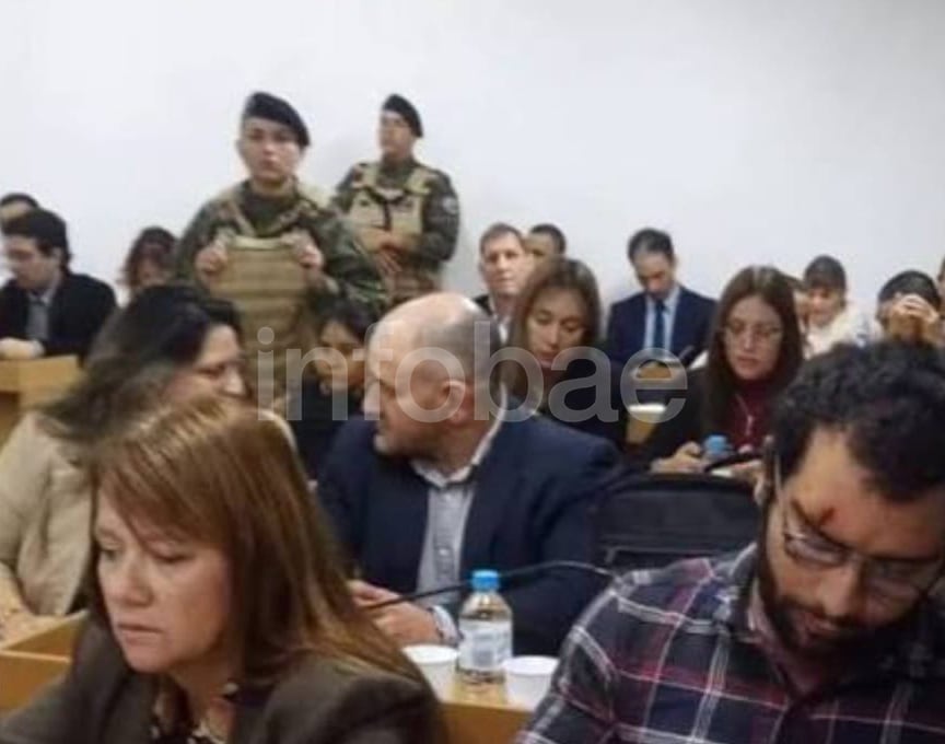 César Sena (a la derecha, abajo) en una de las audiencias preliminares al juicio con la ceja lastimada