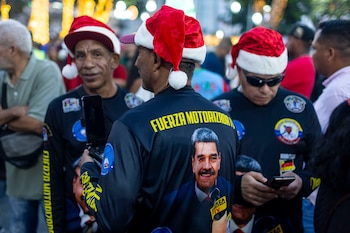 Tres personas con ropa que