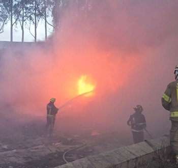 Julián Sánchez señaló en su cuenta de X que la emergencia, reportada en límites con Sibaté a la altura del peaje de Chusacá, motivó una respuesta conjunta de bomberos y la Defensa Civil - crédito Julián Sánchez/X