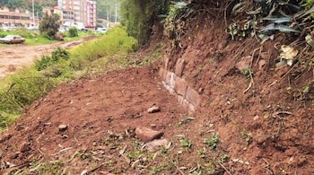 La estructura presenta características de posible origen prehispánico, como bloques con labrado fino.
