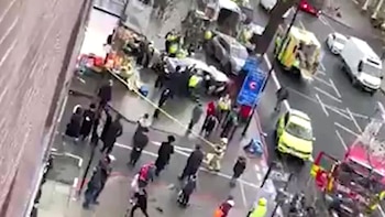Un automovil embistio a un grupo de personas en un mercado de Londres al menos cuatro heridos captura