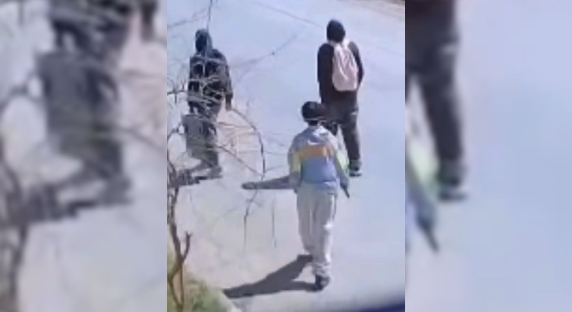El momento en el que el menor siguió a los estudiantes con la presunta réplica