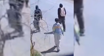 El momento en el que el menor siguió a los estudiantes con la presunta réplica
