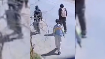 Denunciaron a un menor de Salta que fue grabado mientras amenazaba a alumnos con una réplica de arma