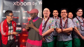 Un hombre sostiene una tableta frente a will.i.am a la izquierda y los integrantes de Los Mirlos posan a la derecha.