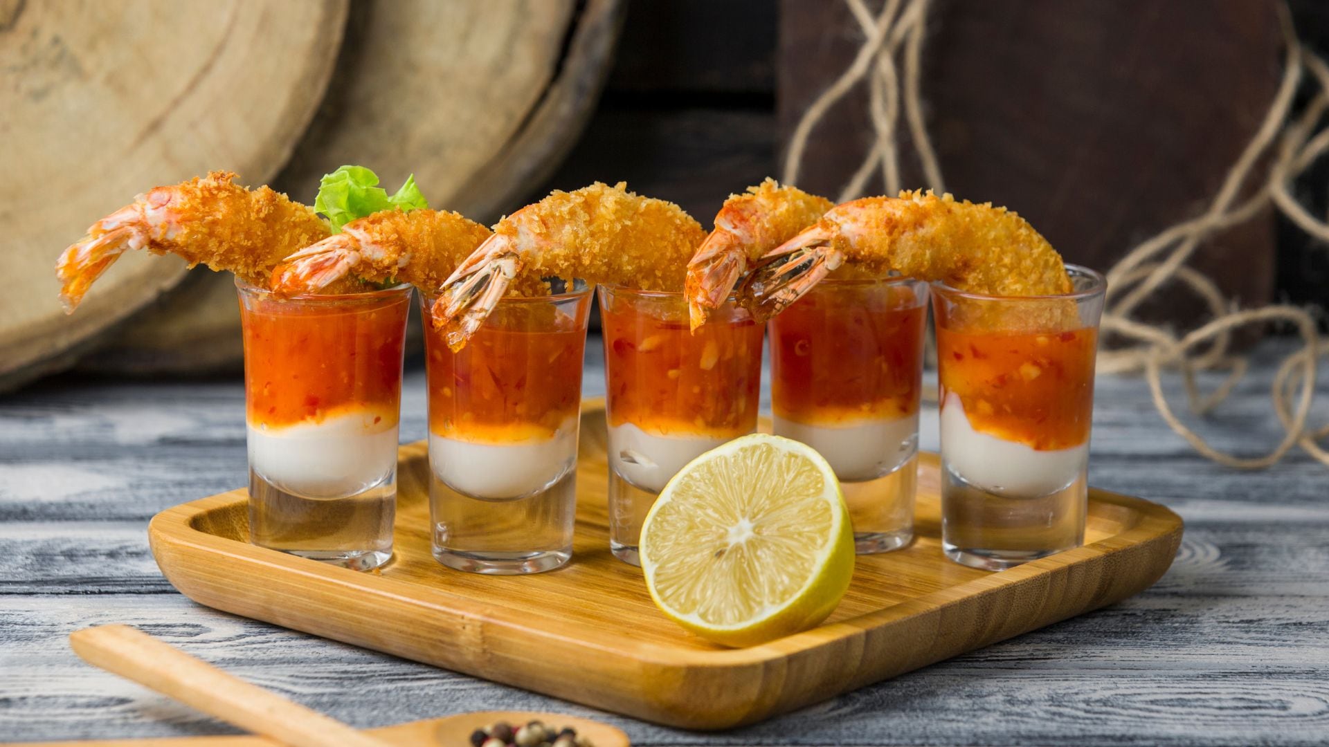 El cóctel de gambas es un aperitivo recurrente año tras año entre los invitados navideños por su sencillez y sabor refrescante. / Freepick