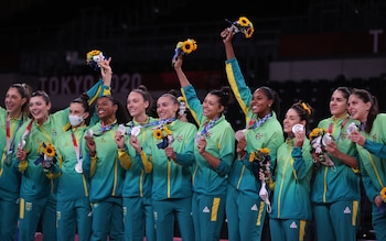 Al ganar una medalla los atletas deben lucir la indumentaria que les entrega el comité olímpico de su país, como se ve en este caso con la selección brasileña de vóley femenino que ganó la medalla de plata en Tokio (Reuters)