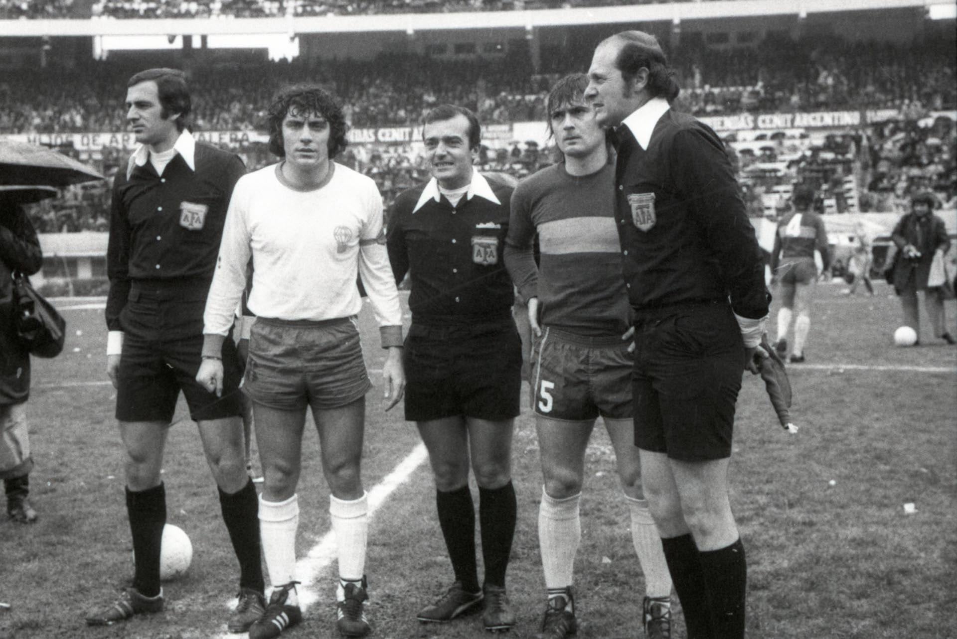 Miguel Brindisi y Rubén Suñé, los capitanes, rodeados de la terna. En el centro el árbitro Jorge Romero y a los costados los asistentes, a la postre, jueces de primera: Juan Carlos Loustau y Jorge Vigliano