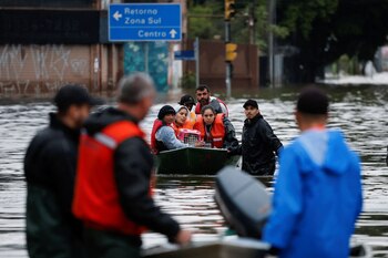 Voluntarios rescatan a personas en