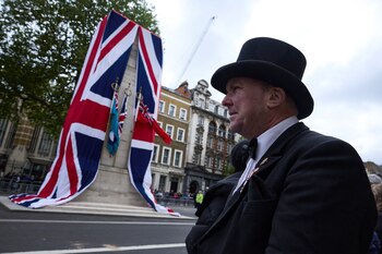 La bandera de la Unión Jack sobre el Cenotafio de Whitehall, en el centro de Londres. (BENJAMIN CREMEL/REUTERS)