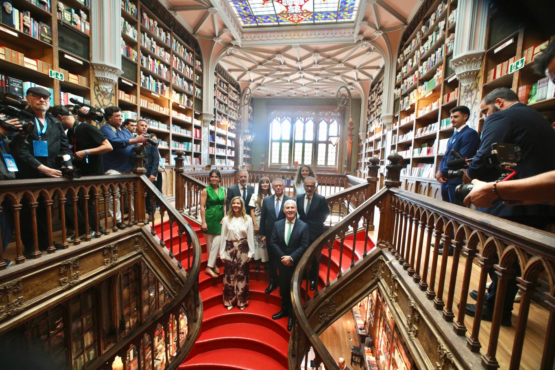 Las autoridades, entre ellas el presidente de Portugal, Antonio José Seguro (centro), la ministra de Cultura lusa MArgarida Balseiro Lopes (abajo izquierda), o el alcalde de Oporto, Pedro Duarte (arriba derecha), en la inauguración de Babell en la Librería Lello de Oporto (EFE/Carlos García)