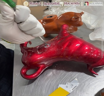 Piezas de artesanía con cocaína oculta en su interior, aseguradas por la ANAM y la Semar en la aduana del AICM. Crédito: Especial